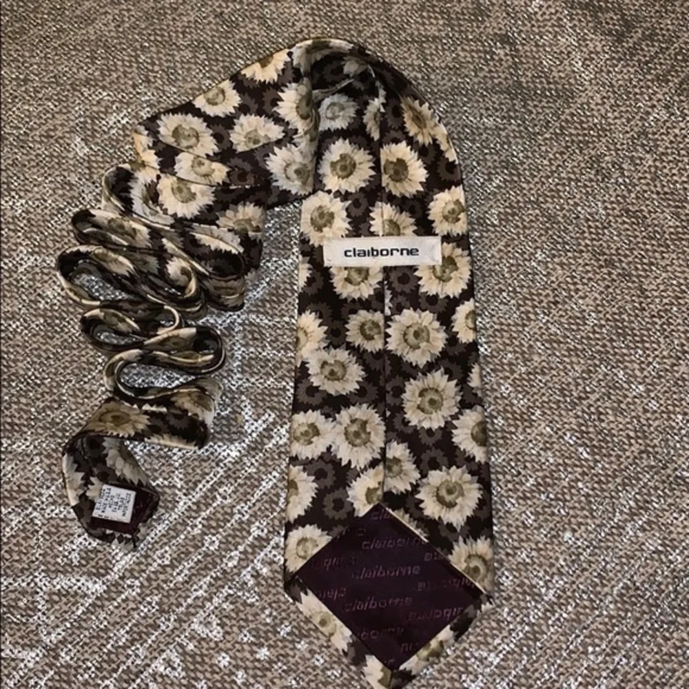 TIE Claiborne “Flowers”  Tie Pre Owned